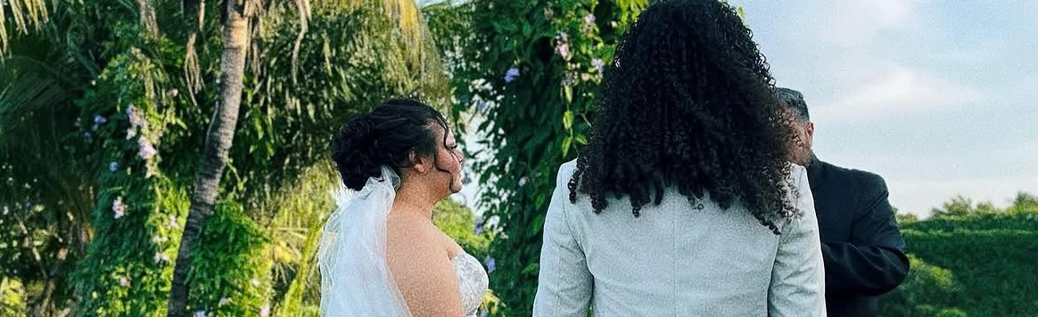 Noivos caminhando após a cerimônia