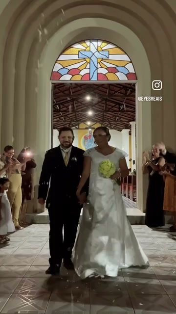 Saída dos noivos da igreja