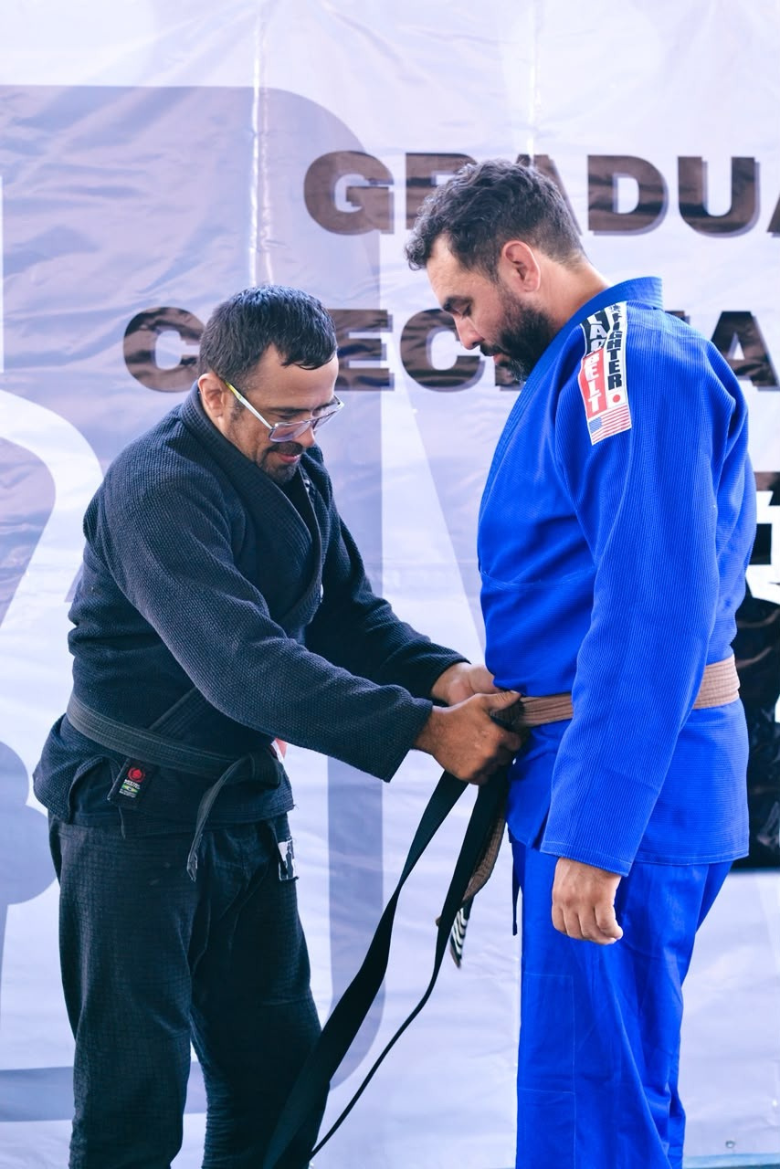 Entrega de faixa na graduação