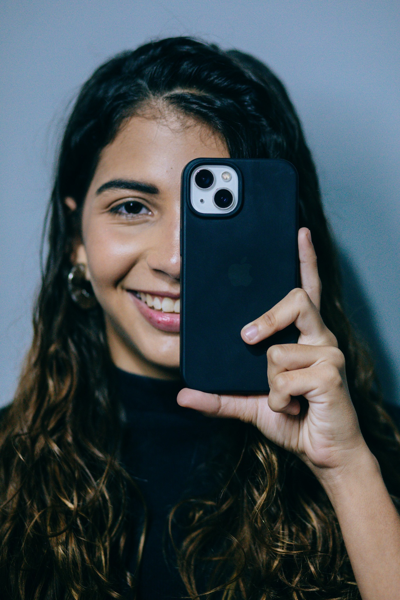 Vivian Câmara com o celular